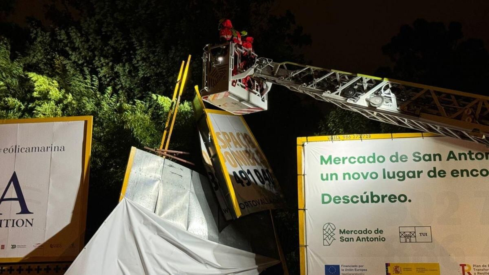 El viento amenazó con tirar varias vallas publicitarias en zonas como la Avenida de Madrid, donde intervinieron los Bomberos.