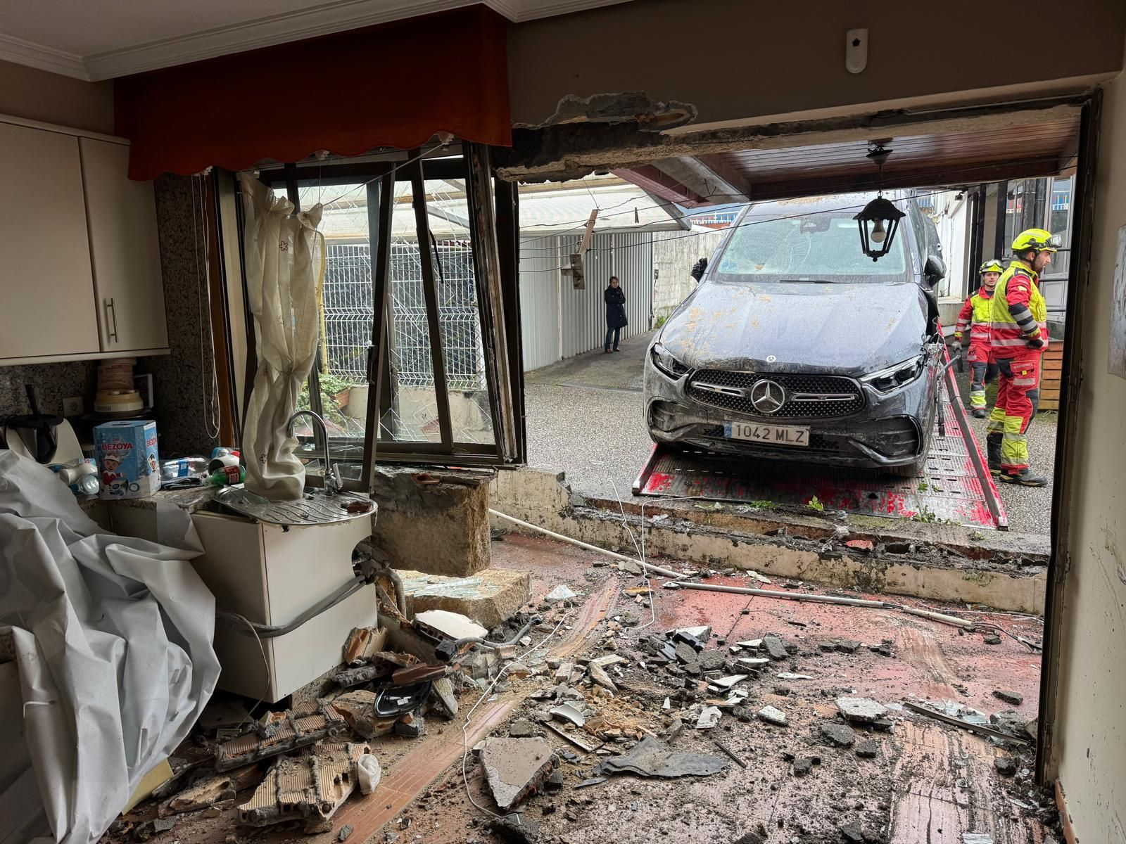 Los bomberos tuvieron que intervenir para ayudar a salir a los dos ocupantes del vehículo, que resultaron heridos.