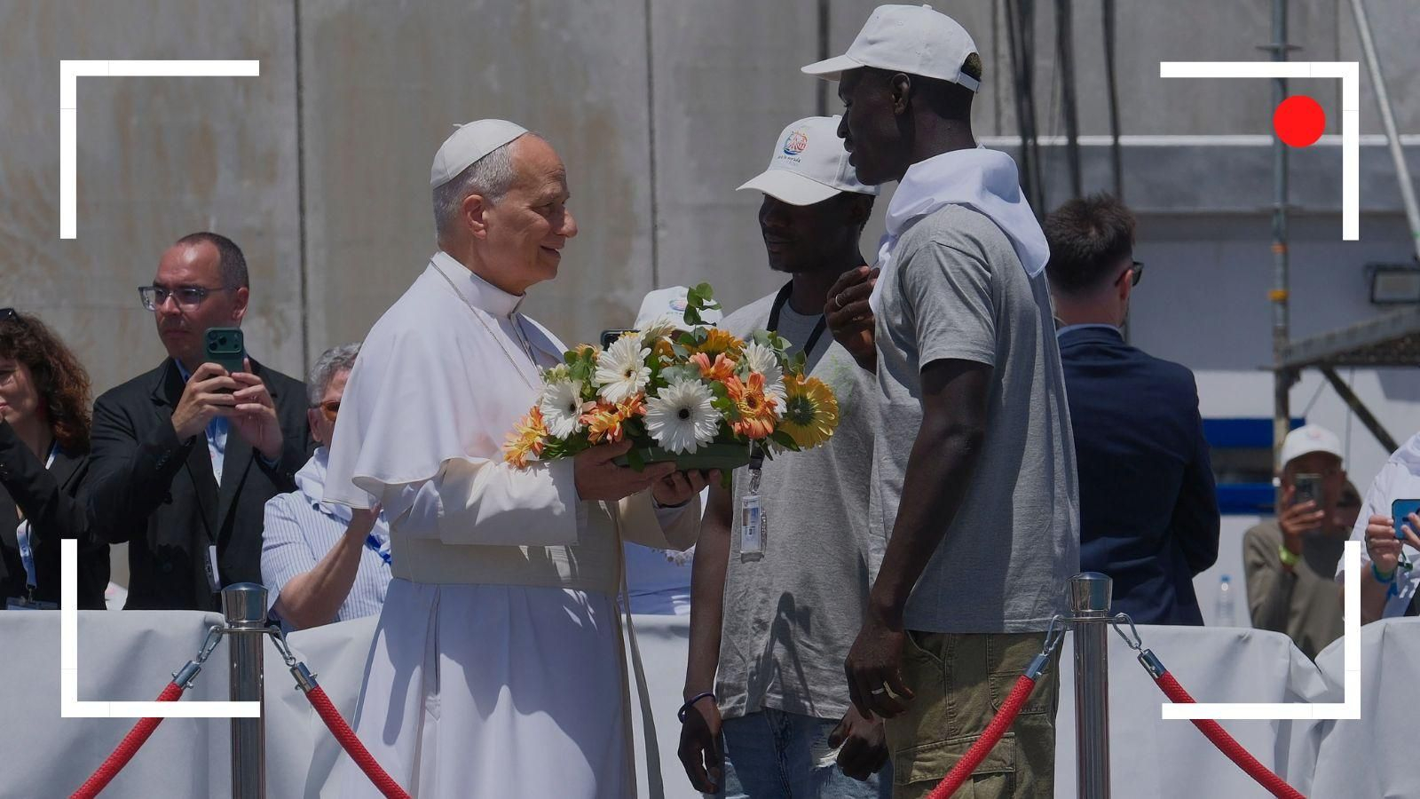 El Papa León XIV durante un encuentro con las realidades de acogida a los migrantes, en el puerto de Arguineguín.