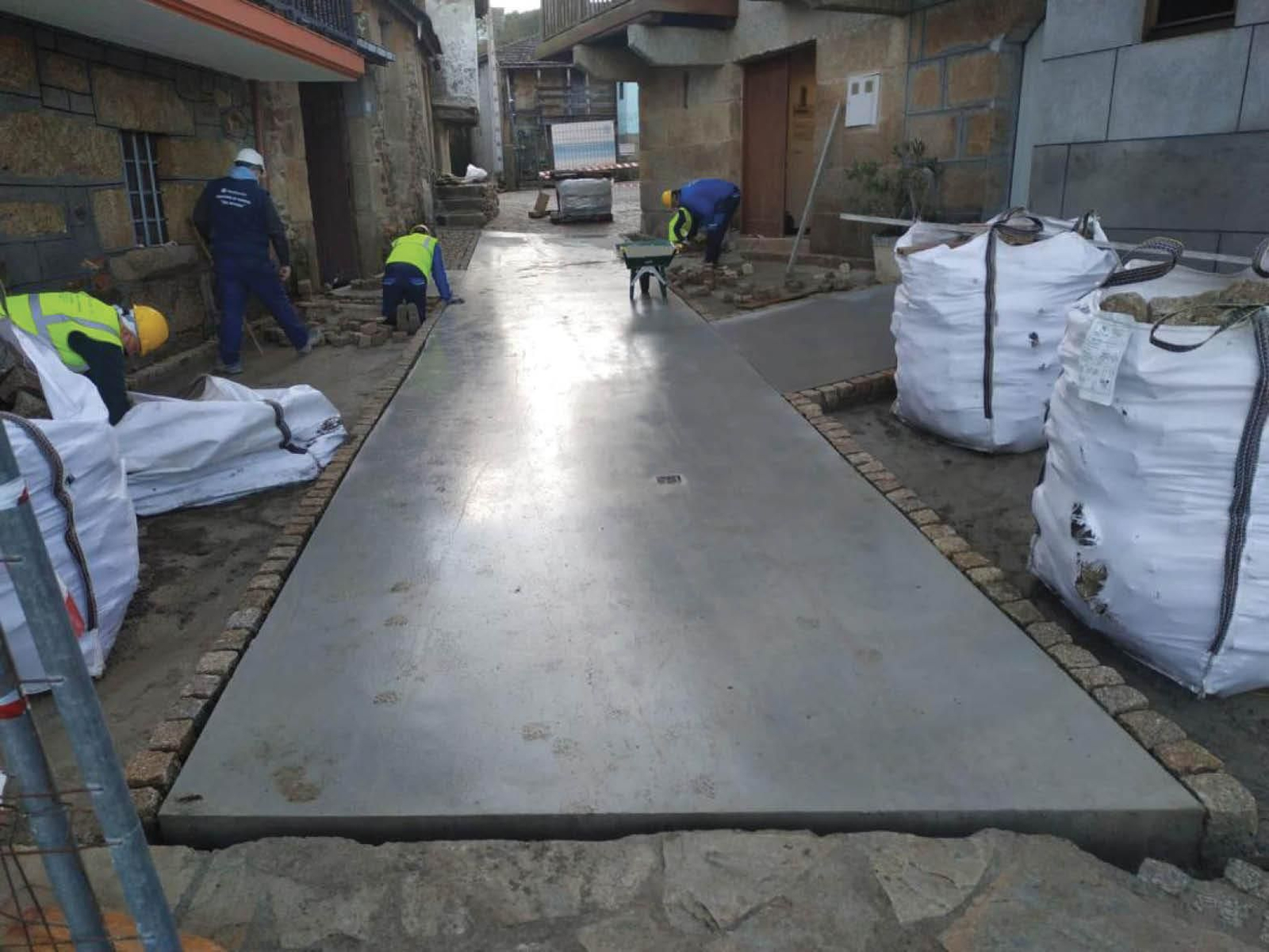 Alumnos del “obradoiro” durante las obras en A Merca.
