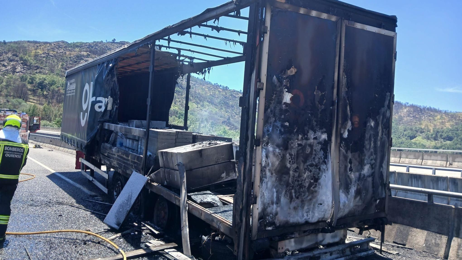 El camión que se incendió al mediodía en la A-52.