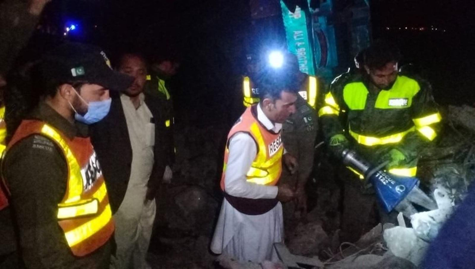 Personal de rescate y emergencias en Pakistán