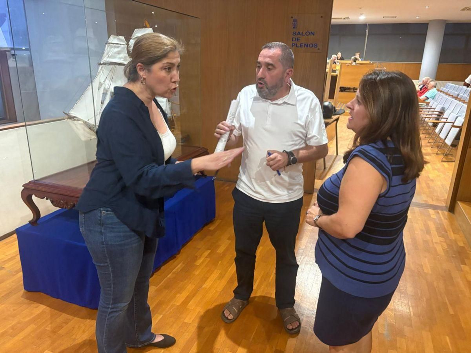 Victoria Portas, Pío Millán y Araceli Gestido fuera del salón de plenos en un tenso enfrentamiento.