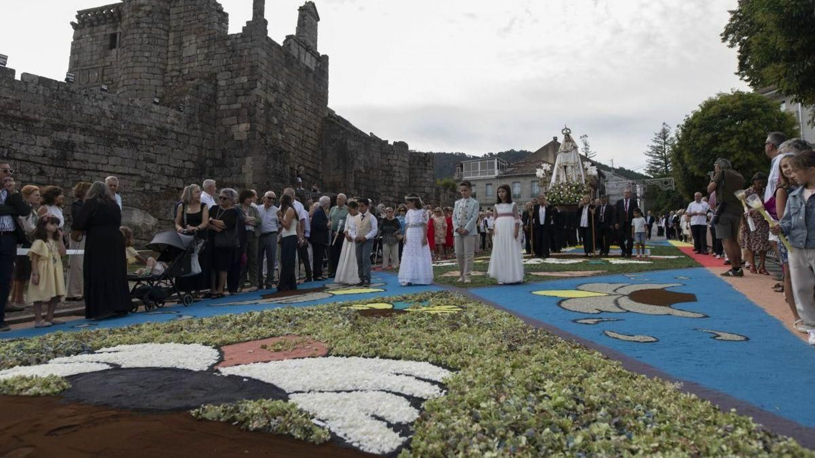 La alfombra floral recibió el paso de la Virgen del Portal en las inmediaciones del Castillo.