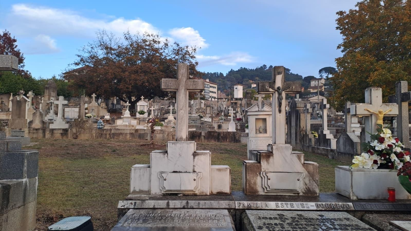 Galería | Los cementerios de Ourense se preparan para el Día Todos los Santos y los Fieles Difuntos