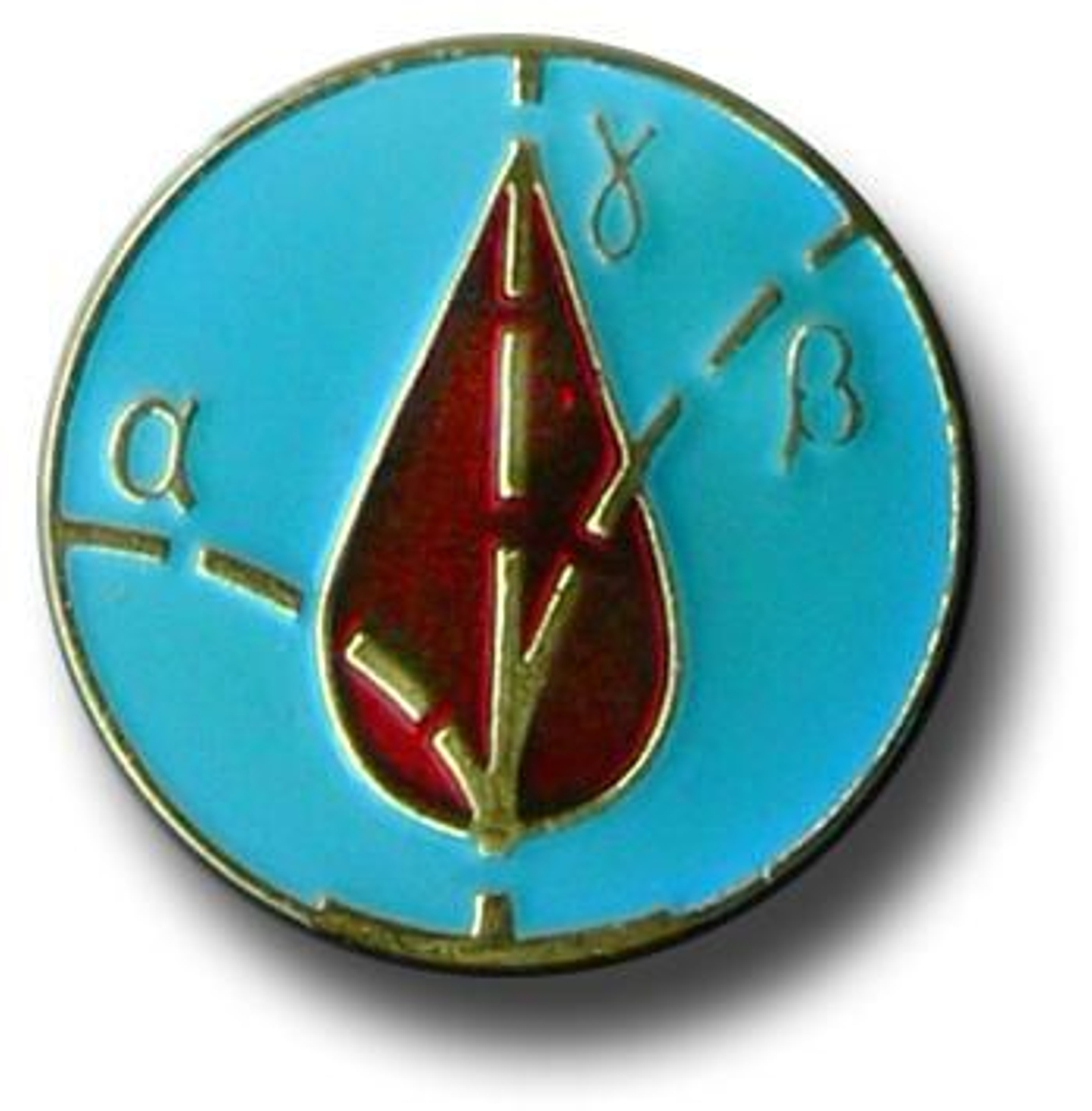 Detalle central de la medalla, donde se representan las tres clases de radiaciones (alfa, gamma y beta) junto a una gota de sangre.