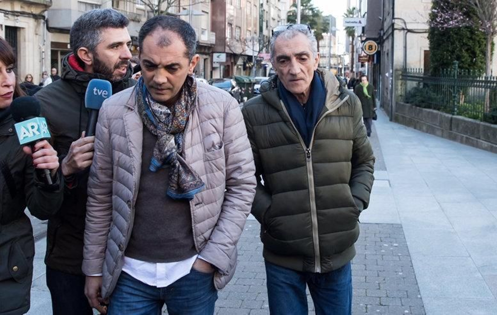 Julio Araújo, a la derecha, junto a su hermano David, a la salida de la comisaría de Pontevedra.
