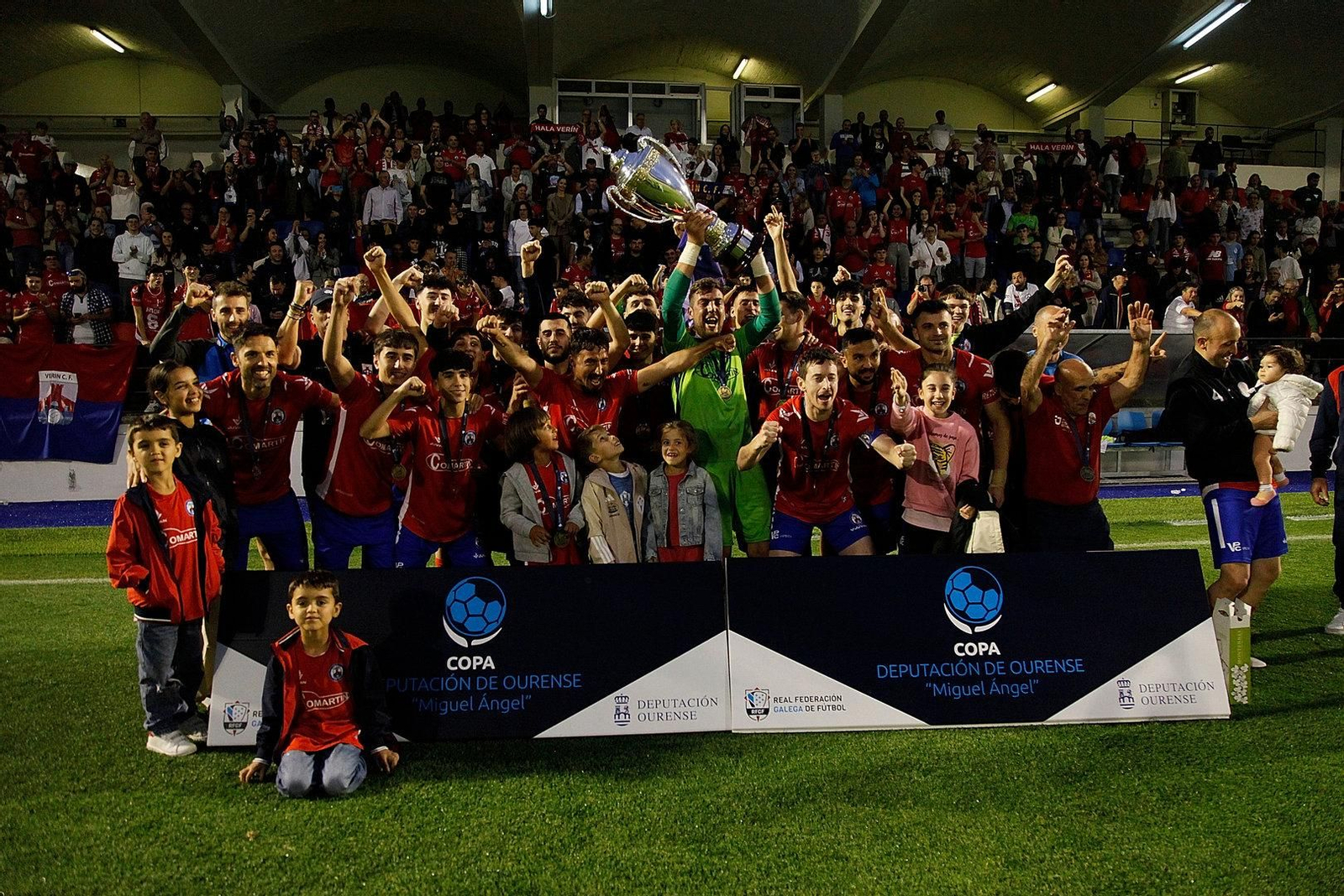El Verín con el trofeo de campeones de la Copa Diputación.