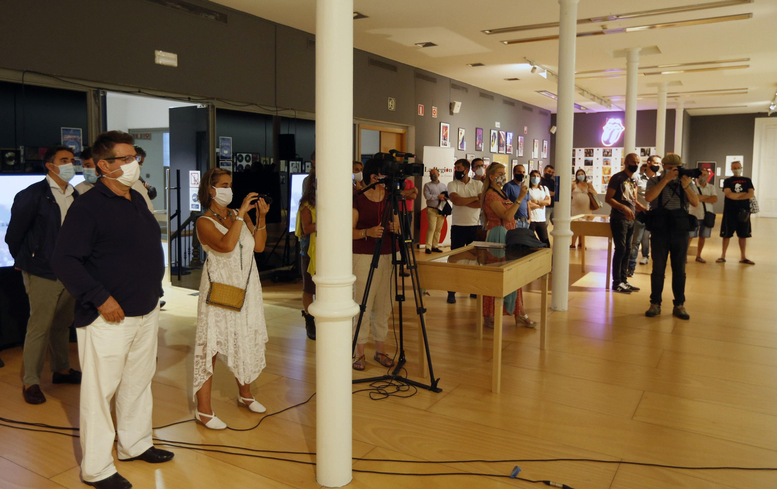 Un momento de la inauguración limitada al aforo permitido por las normas sanitarias.