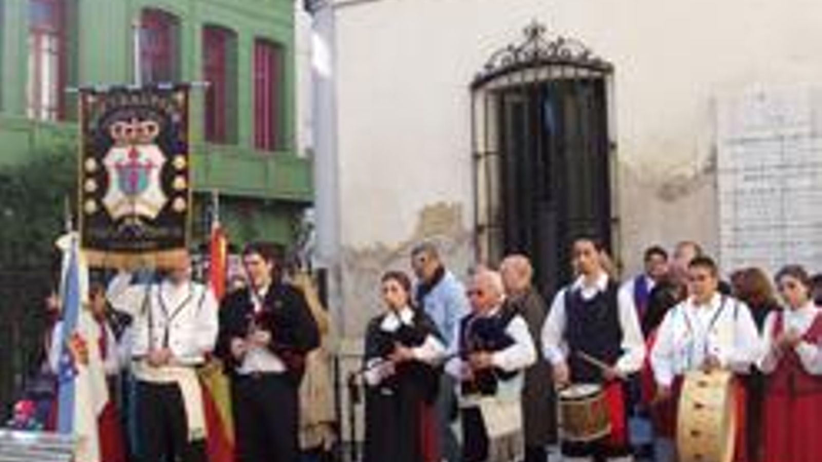 Con la agrupación Tuy Salceda, en su primera incursión en lo gallego.