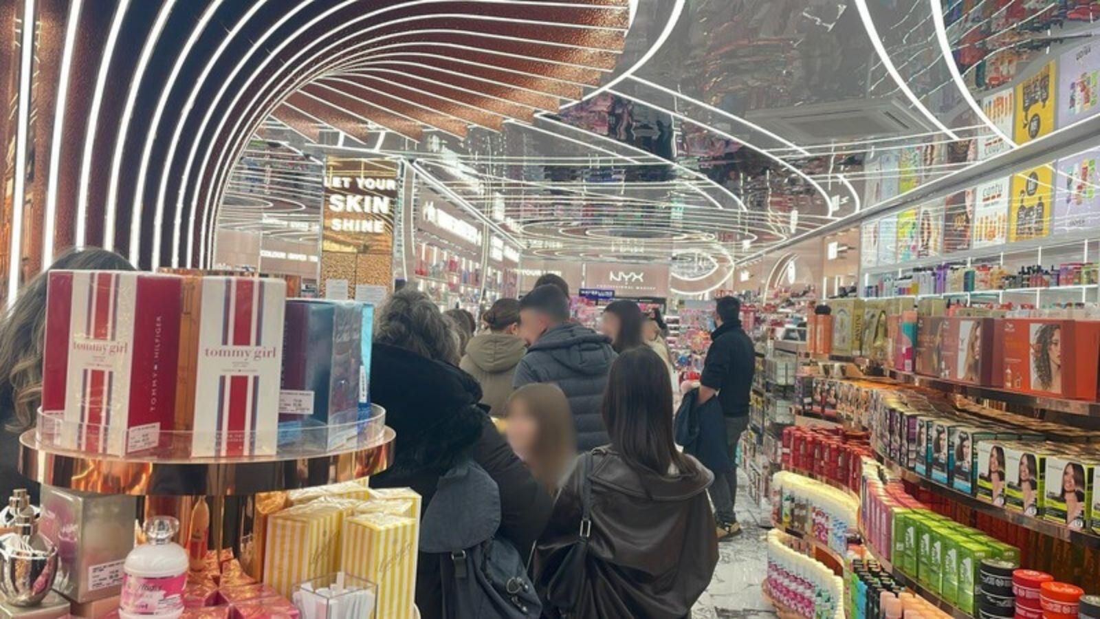 Colas en el interior de Primor en Ourense