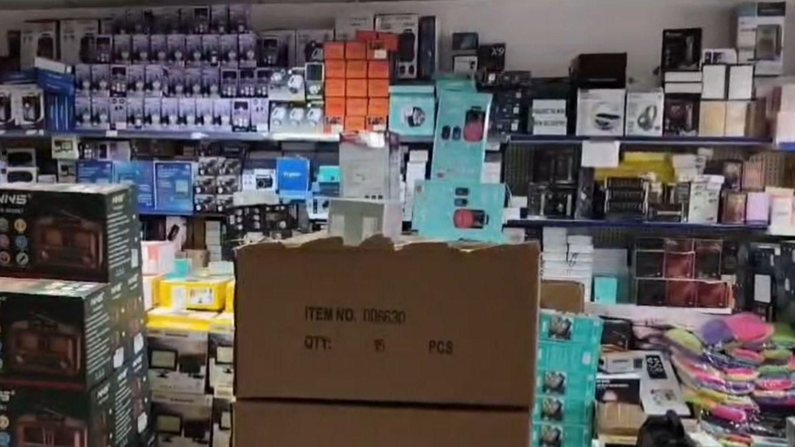 Incautados más de un millar de artículos de un bazar de Soutomaior