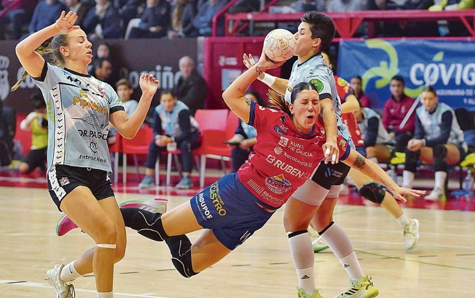 Casasola atopa o sitio entre a defensa do Guardés para tentar o lanzamento no derbi galego xogado onte no Municipal do Porriño.