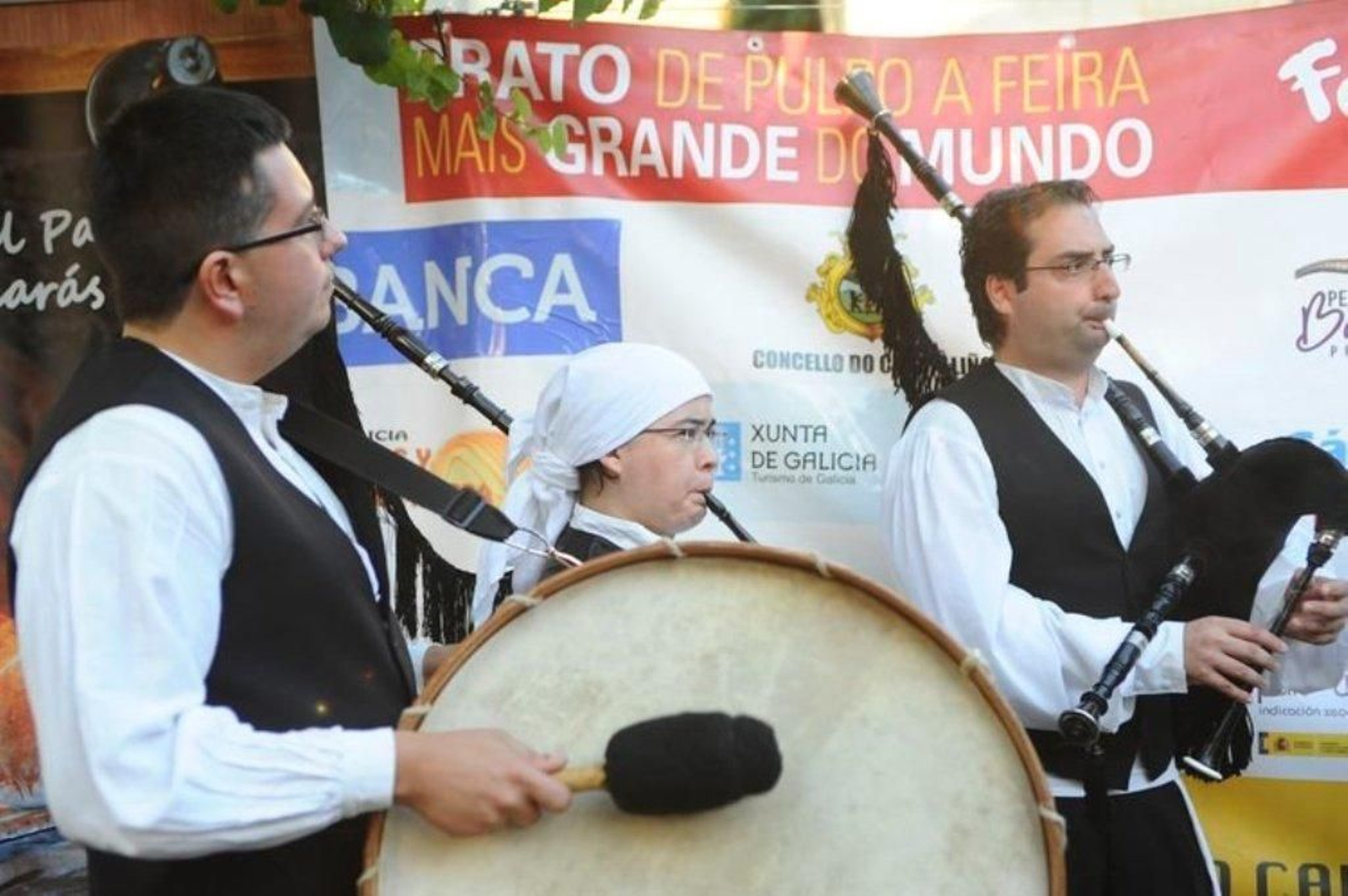 La elaboración de la tapa de pulpo más grande del mundo en Carballino 13