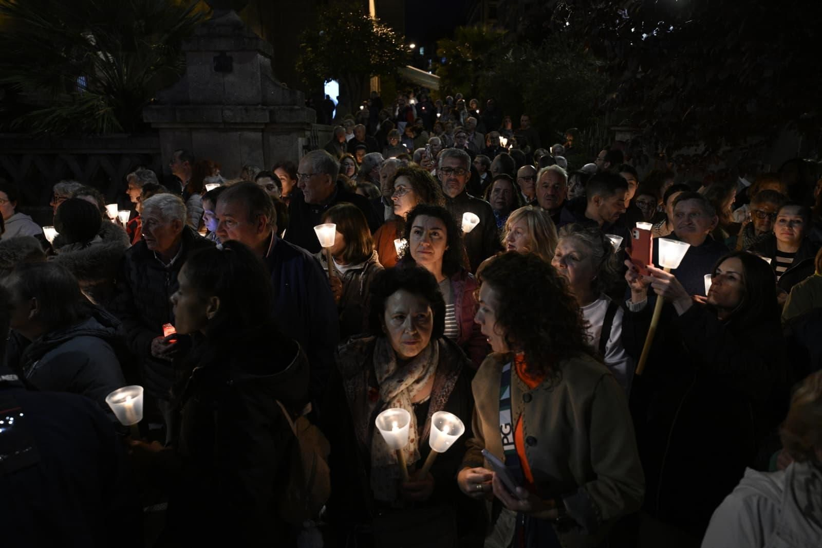 Fieles de todas las edades portaron sus antorchas y velas encendidas en señal de promesa, agradecimiento y fe.