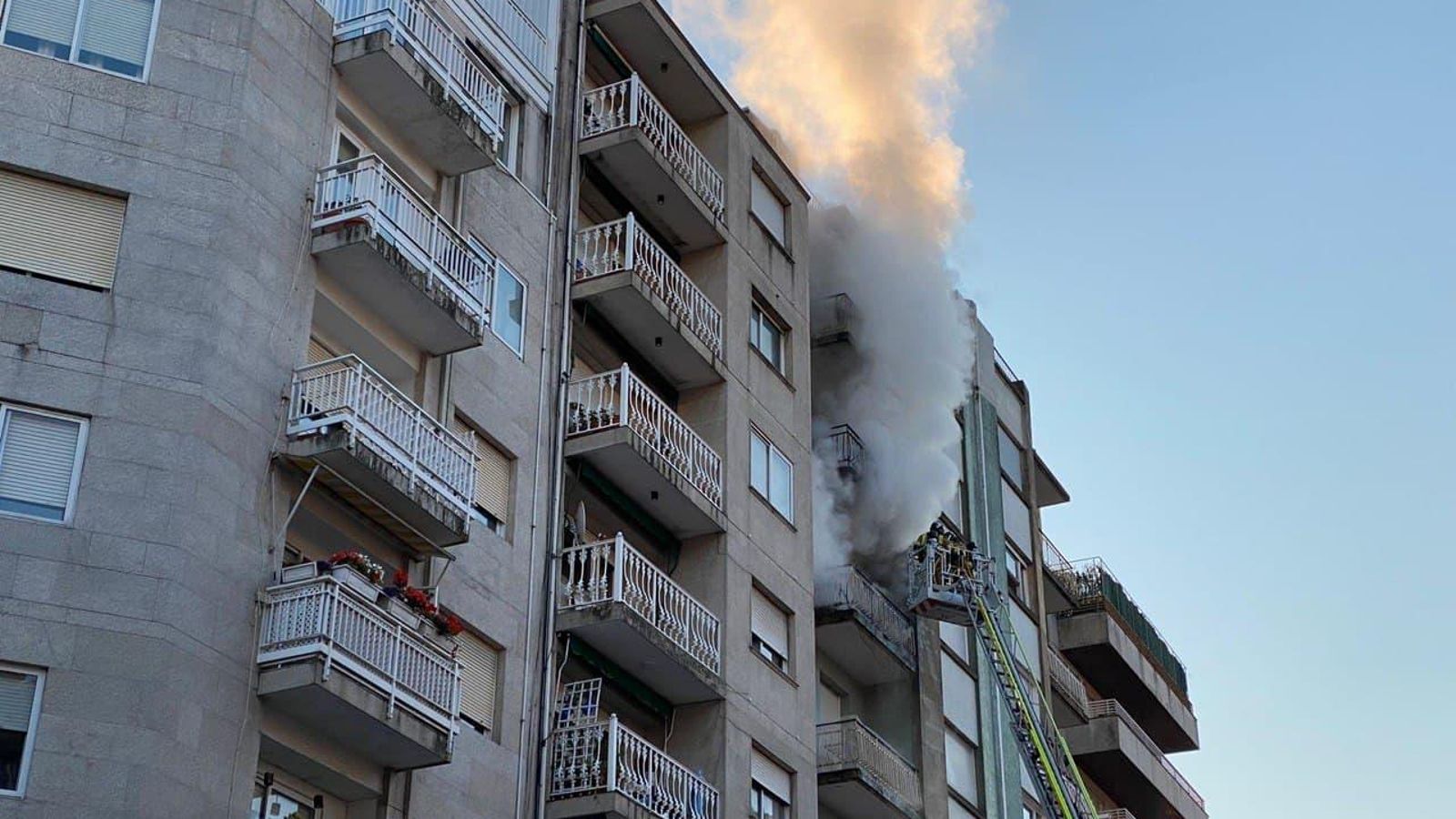 El fuego comenzó sobre las ocho de la mañana en la terraza de un inmueble situado en el número 31 de la calle Don Bosco