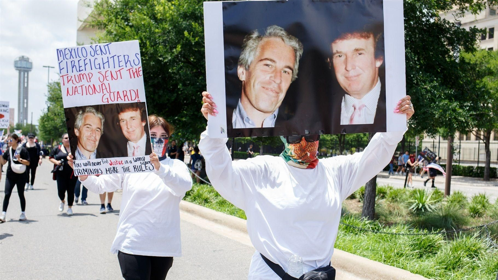Dos manifestantes alzan pancartas con la fotografía de Donald Trump y Jeffrey Epstein.