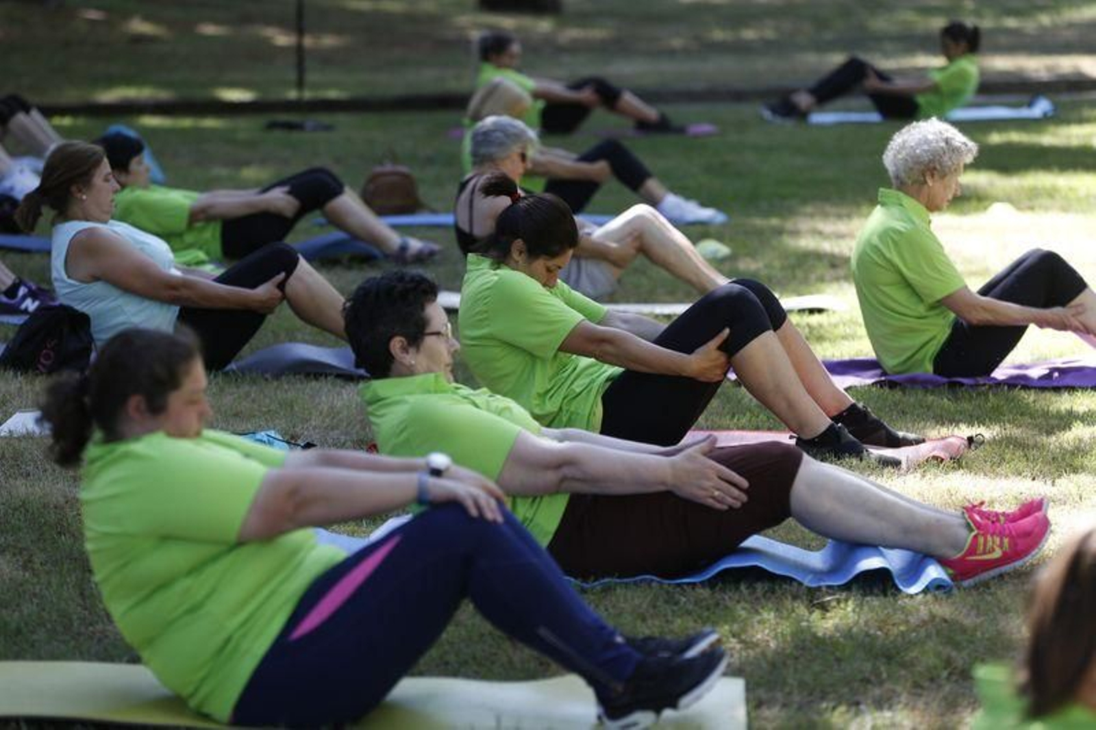 Xinzo de Limia. 05/07/2020. Comezo das actividades +Deporte La Región ao aire libre con clases de Pilates e Zumba no parque do Toural.
Foto: Xesús Fariñas