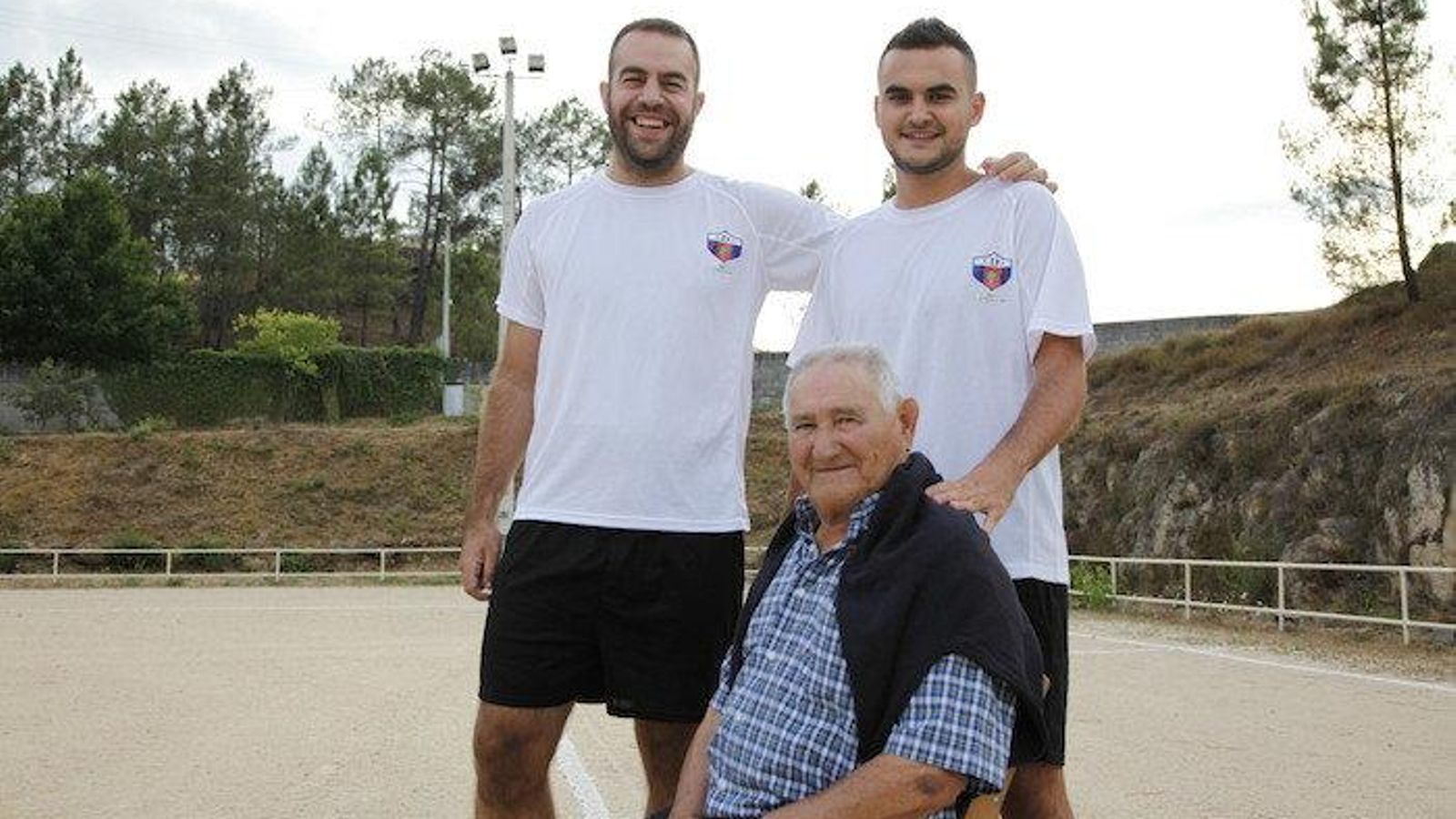 OURENSE. 30.07.2015. SEIXALBO, ENTRENAMIENTO DEL CLUB Y VIISTA DE DOS EXJUGADORES. ROQUE JUNTO A SUS NIETOS: ANXO E ALVARO. FOTO: MIGUEL ANGEL