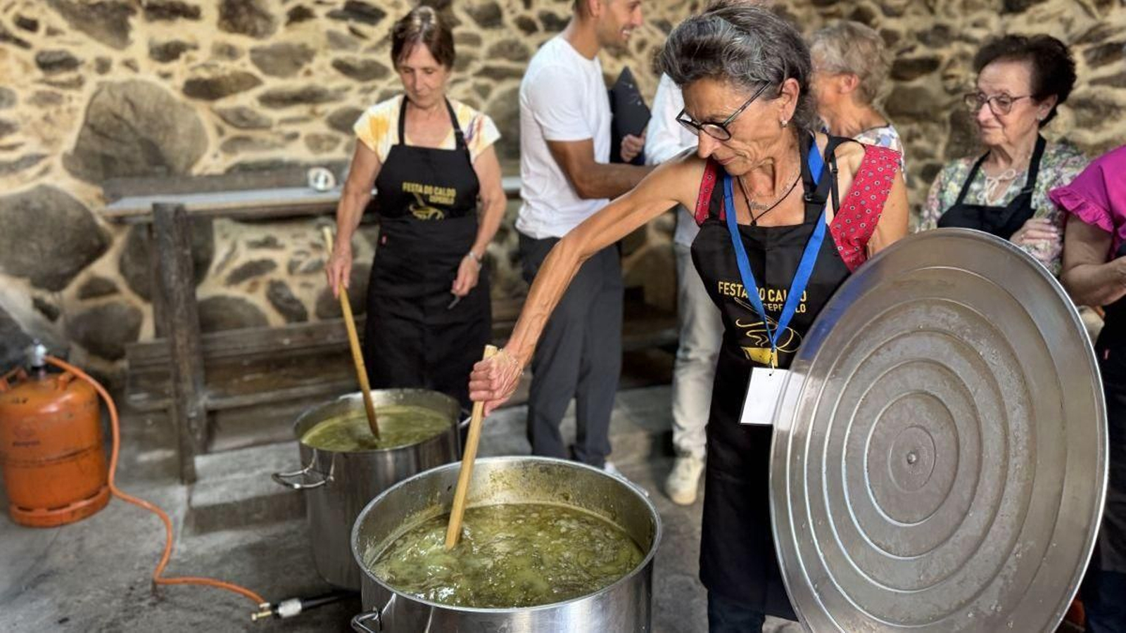 Vecinas de Cepedelo preparando el caldo que degustarán cientos de personas.