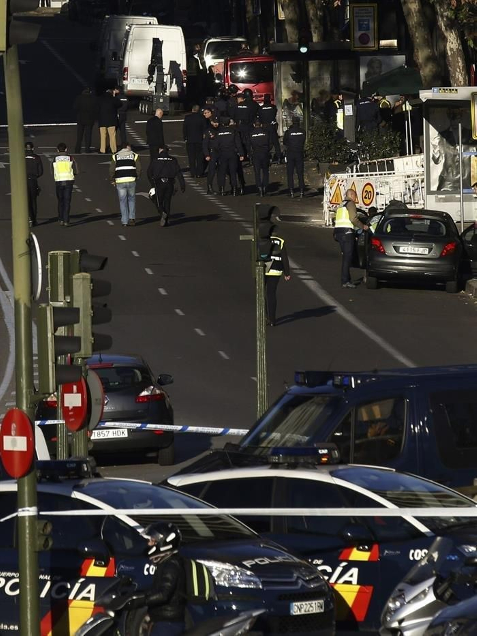 Empotran un coche contra la sede del PP en Madrid 05