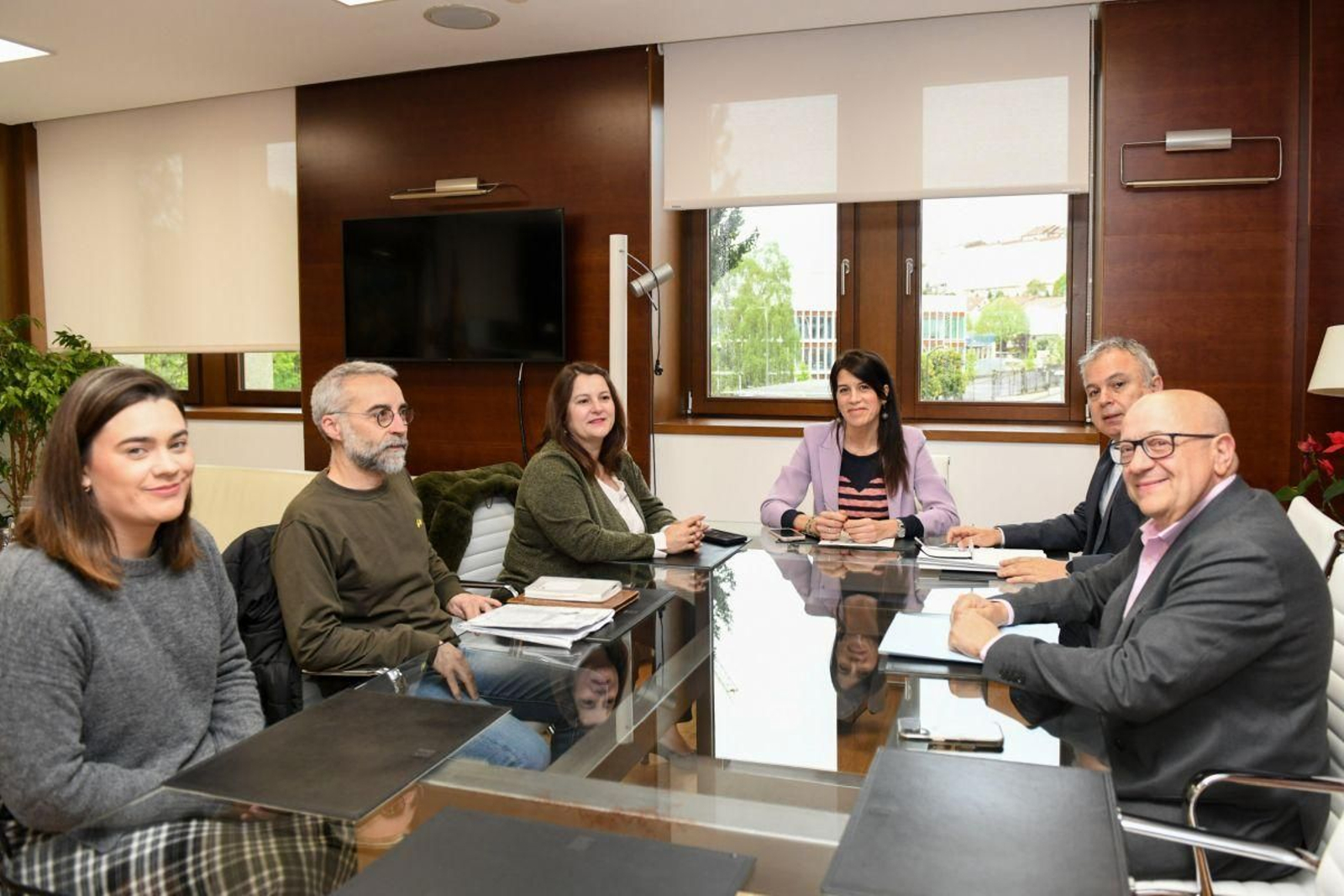 Alcaldesa y ediles con la conselleira, el director xeral Heriberto García y el director territorial José Manuel González.