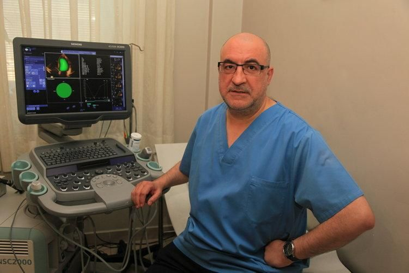 Francisco Alonso Valladares, con el ecocardiógrafo que ya emplea y que se implantará en el CHUO.