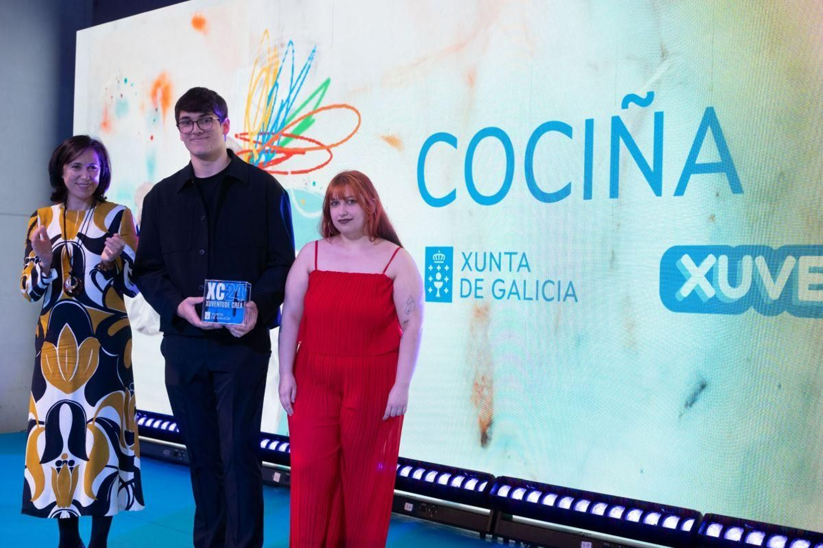 Pablo González y Ana Belén Pérez, de As Neves,  primeros en Cocina, recogiendo el premio Xuventude Crea.