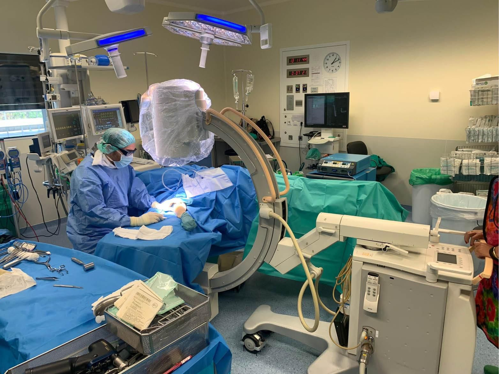 Un traumatólogo con el arco radioquirúrgico.