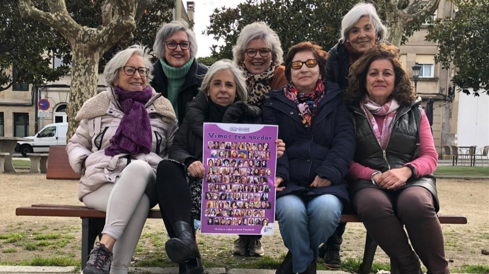 Las mujeres de la directiva de la asociación cultural da Vila de Bouzas muestran el cartel del 8-M.