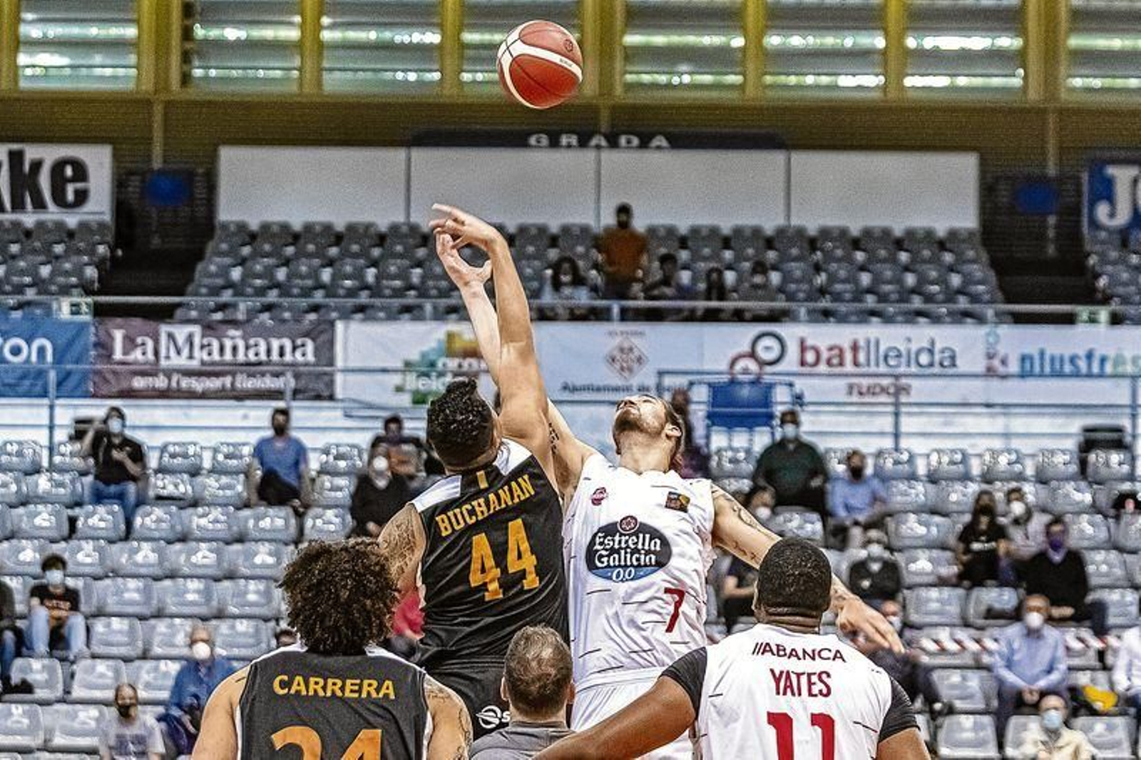 Buchanan y Menzies saltan por el balón inicial del Lleida-COB.