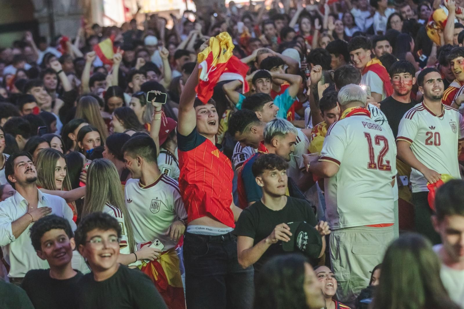 Galería | La ilusión por España en la semifinal tiñe de rojo la provincia de Ourense, en fotos
