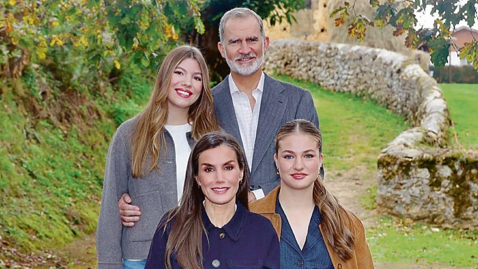 Los reyes Felipe VI y Letizia junto a sus hijas, las infantas Sofía y Leonor.