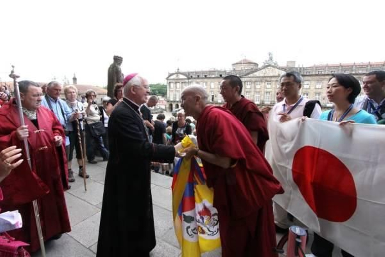 Encuentro de Paz entre el arzobispo de Santiago y los monjes tibetanos, en Santiago.