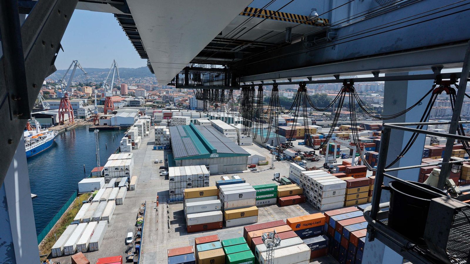 Galería | Una supergrúa de 110 metros se instala en Guixar