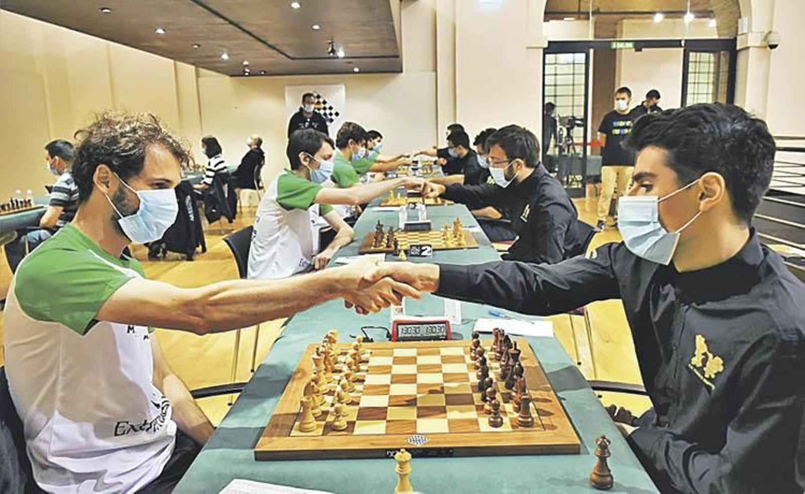 Saludo al comienzo de la jornada entre Xadrez Verín y Xadrez Ourense. (XADREZ OURENSE)