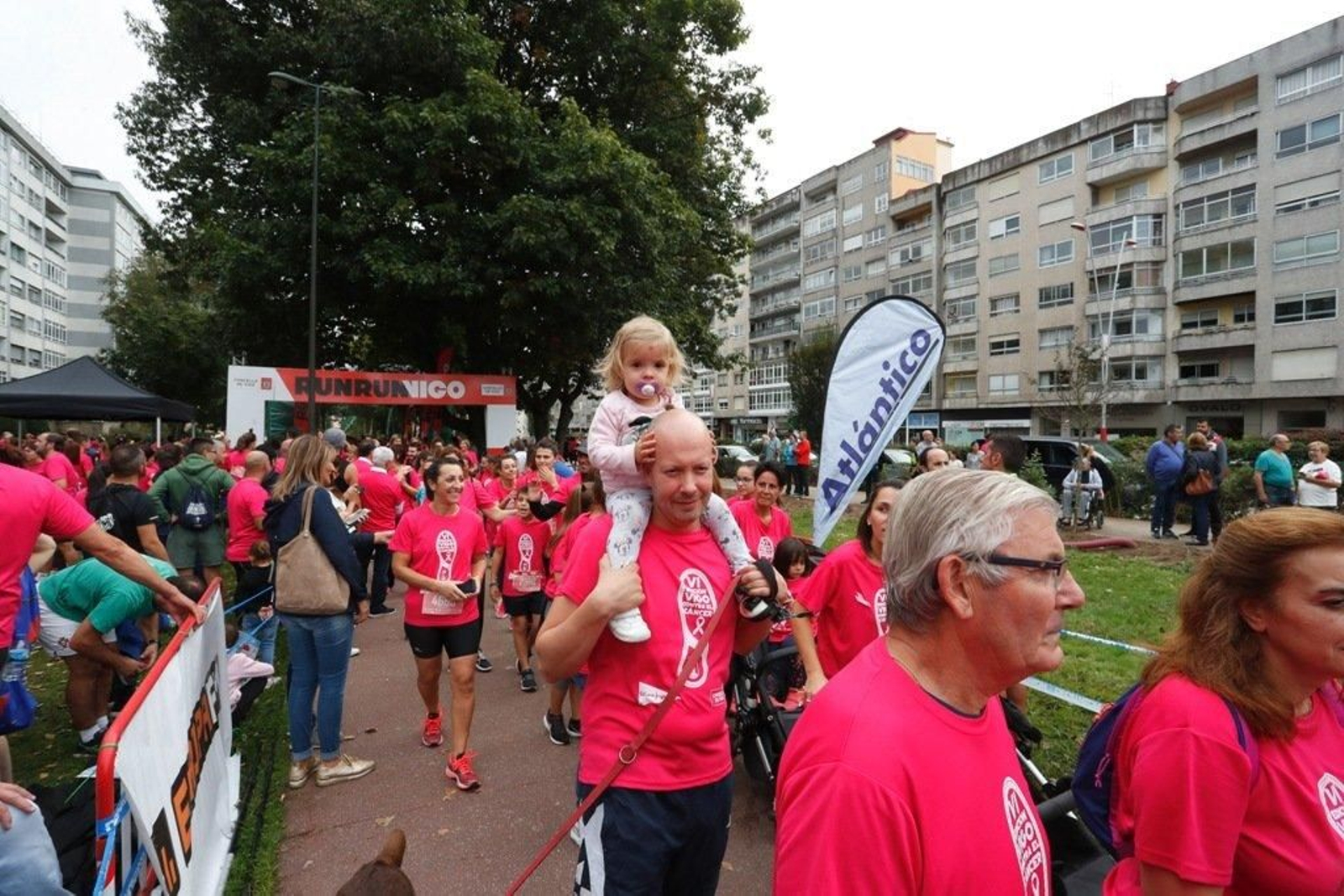 El color rosa abarrotó la Avenida de Castelao - JV Landín 171