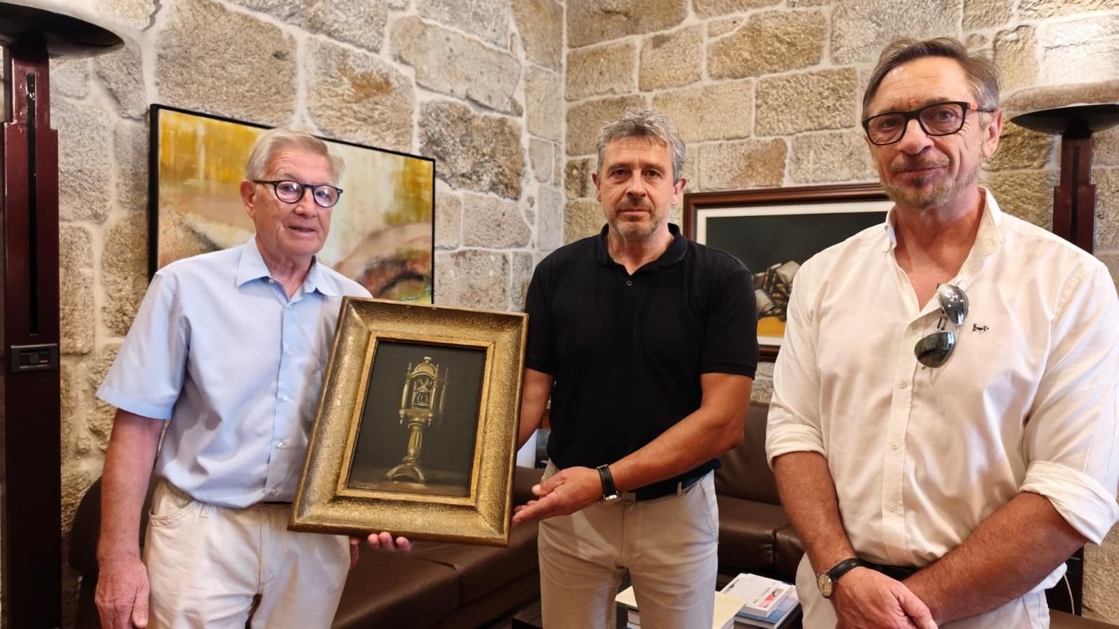 Augusto Delgado, Antonio Puga e Octavio Delgado, co cadro da Virxe de Cristal, obra da celanovesa Consuelo Fermoso.