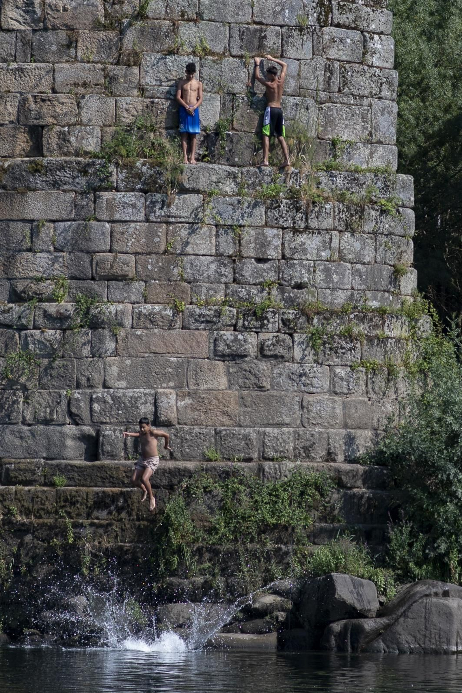 Saltos de riesgo mortal en Ourense.