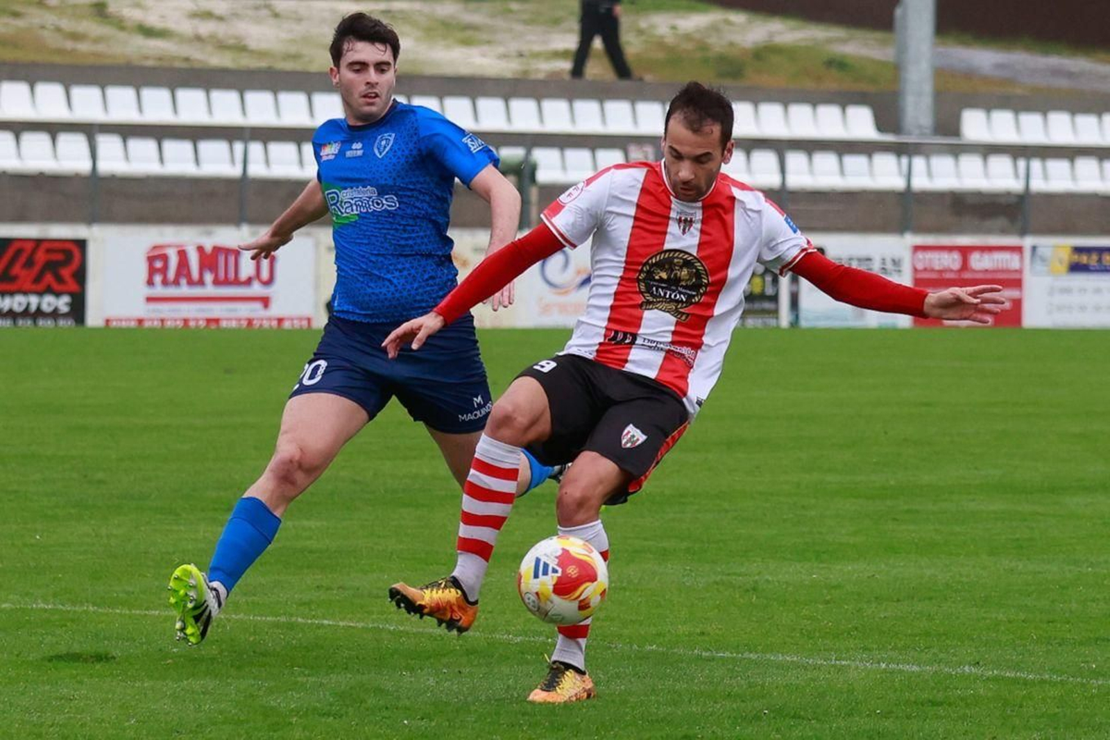 Adrián Vaz, delantero del Céltiga, protege el balón ante el defensa azulón, Poch, en el Salvador Otero.