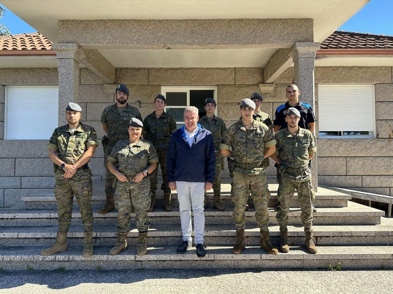 El alcalde en la foto de despedida de los miembros de la Brilat de la Operación Centinela Gallego de este verano.