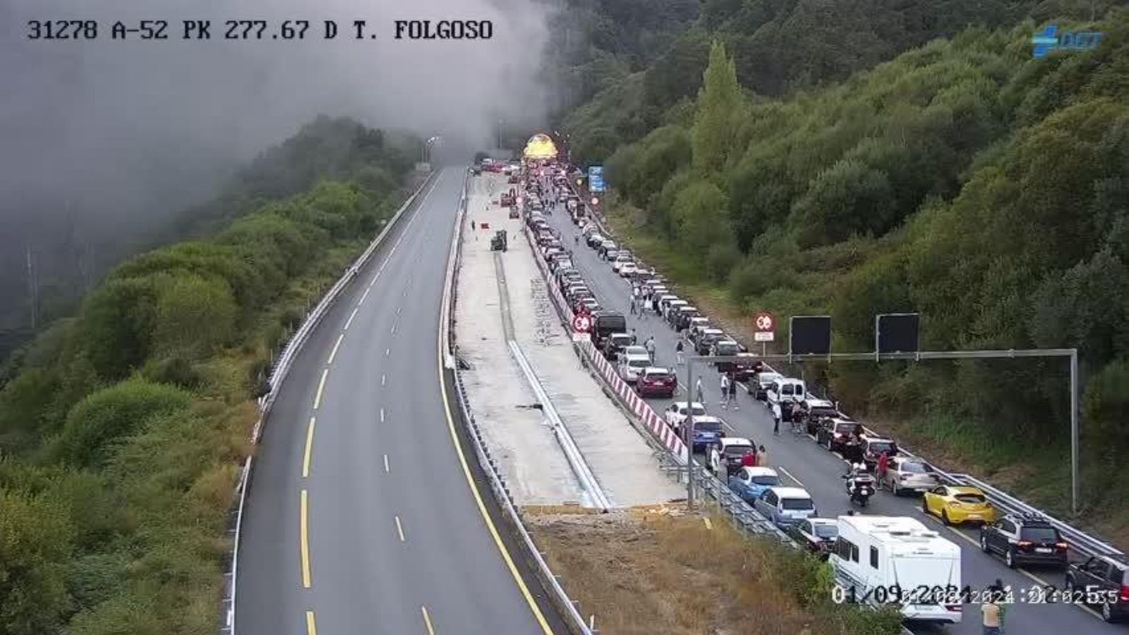 Los coches parados en sentido Vigo en la A-52, a la altura del túnel de O Folgoso
