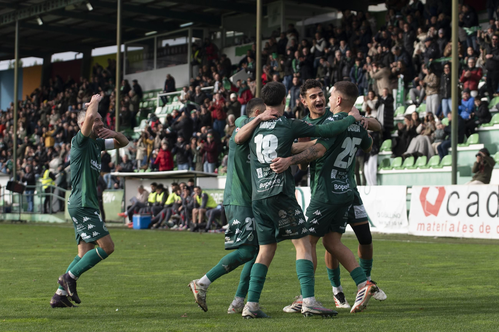 Galería | Espiñedo tiene su regalo adelantado de Navidad con la victoria del CD Arenteiro