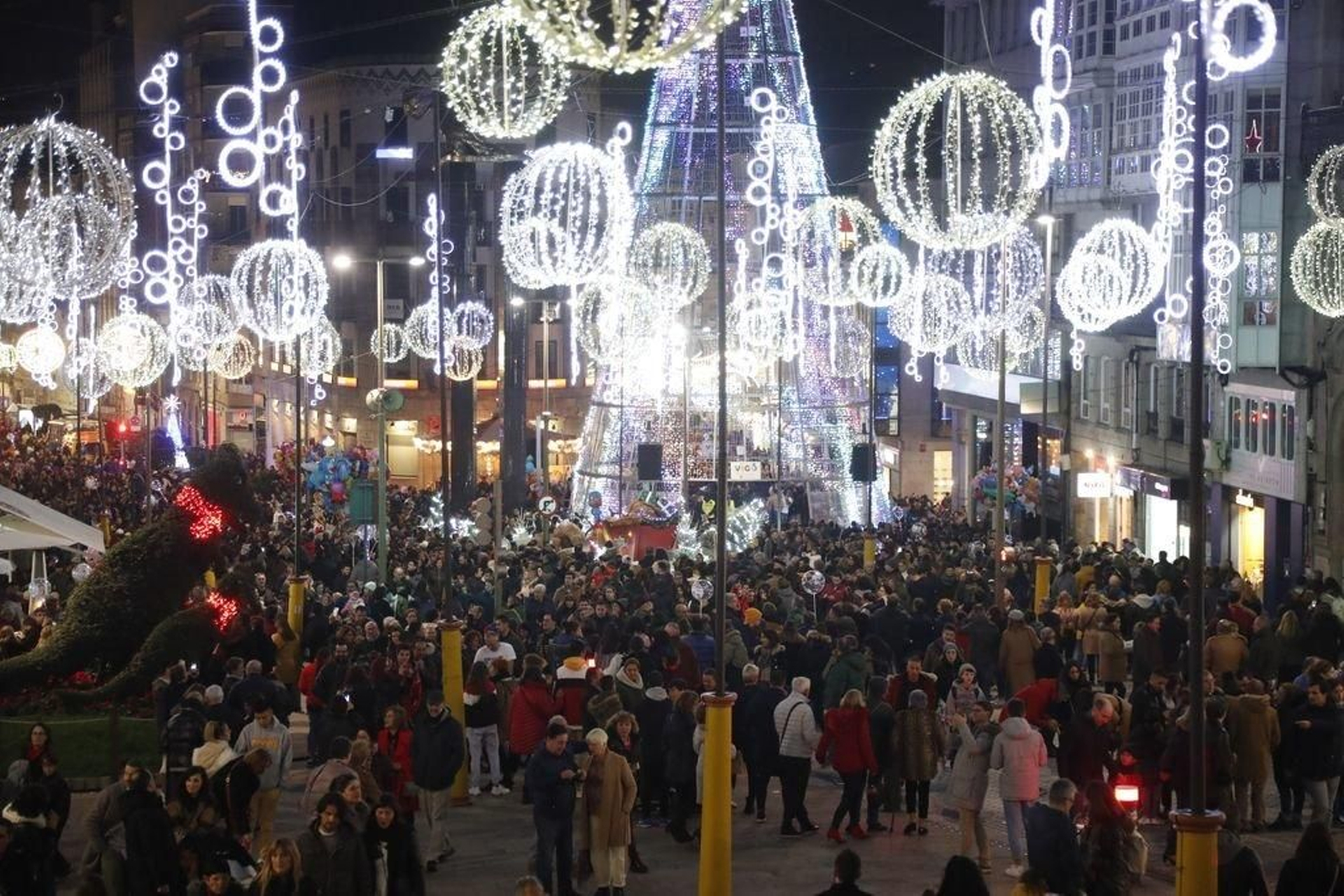 Los turistas invaden Vigo en el Puente268