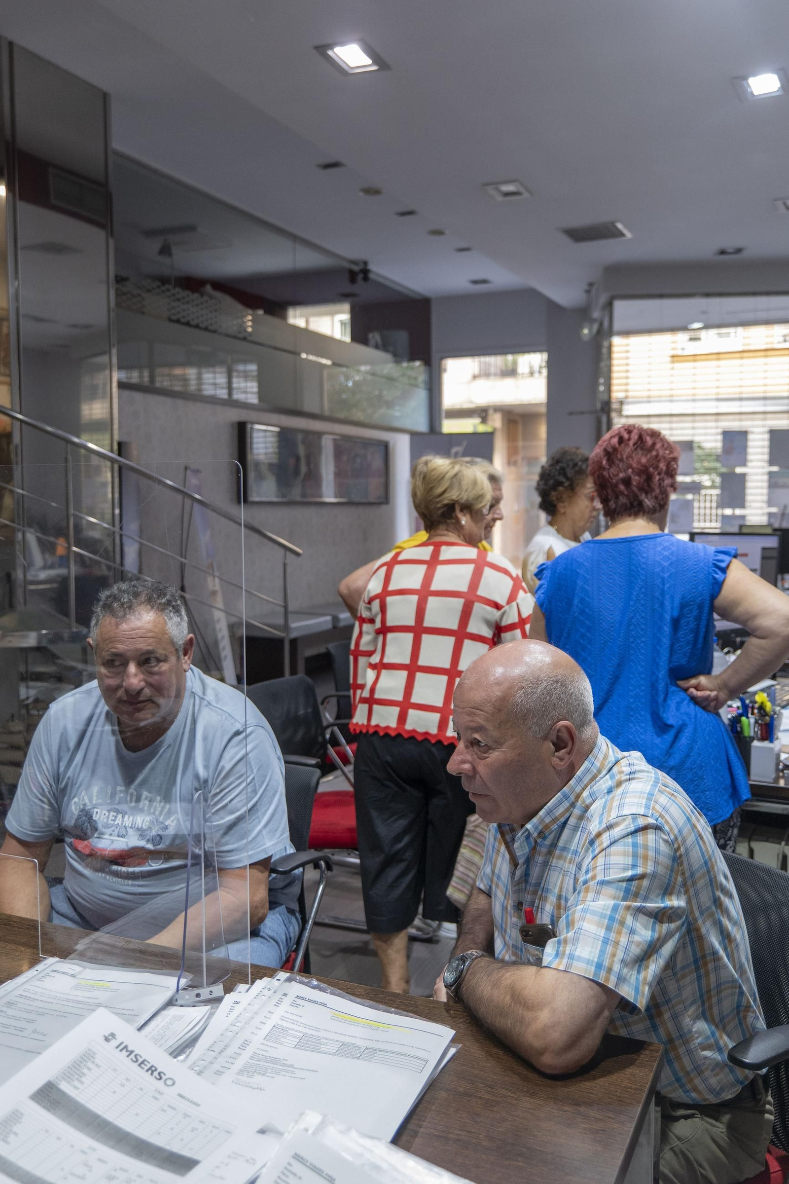 Galería | Colas, consultas y destinos: así arrancan los viajes del Imserso en Ourense