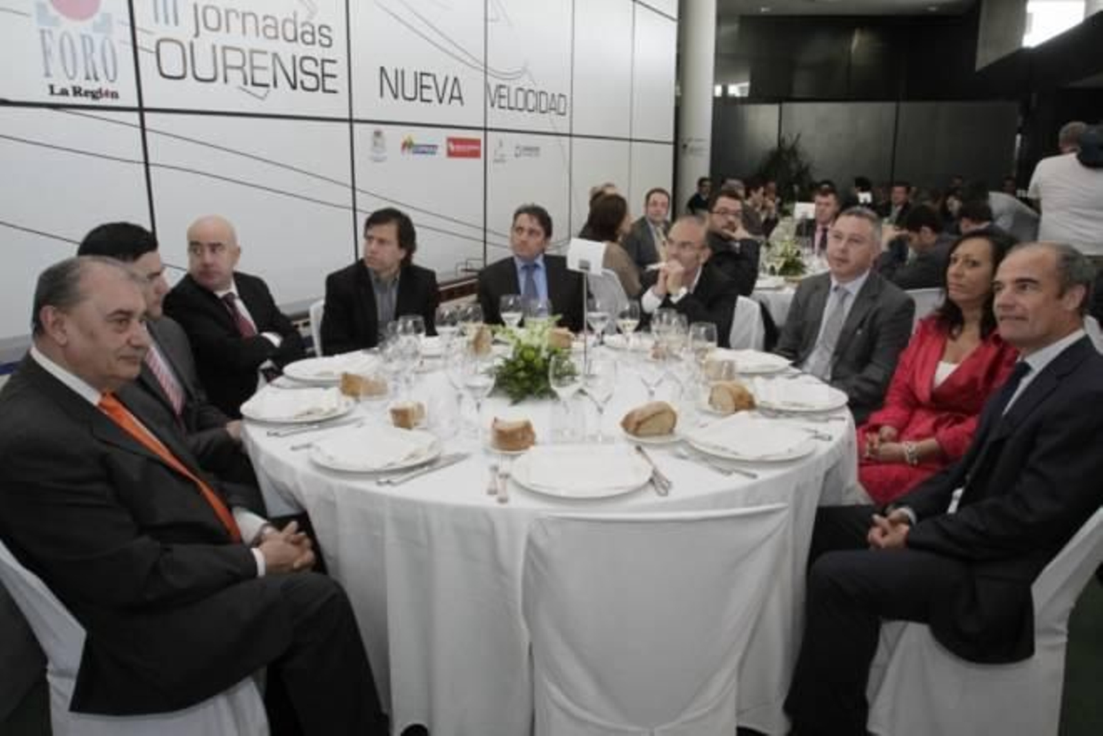 Empresarios, políticos y profesores de la UVIGO. De izquierda a derecha, Jorge Bermello, José María Froiz, Juan José Molinos, Fernando Varela, José Luis Outeiriño Vila, José Angel Vázquez Barquero, José Antonio Fraiz Brea, María Lameiras y