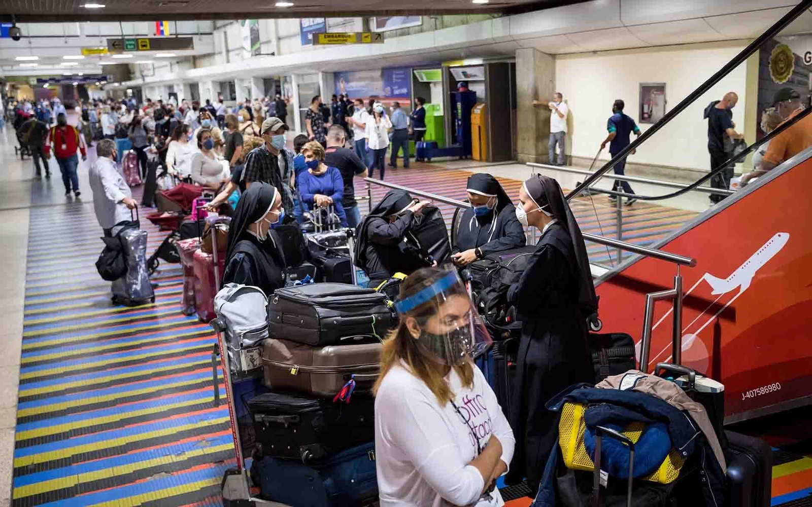 Pasajeros en el Aeropuerto Internacional Simón Bolívar, en Maiquetía, Venezuela. EFE/Miguel Gutierrez