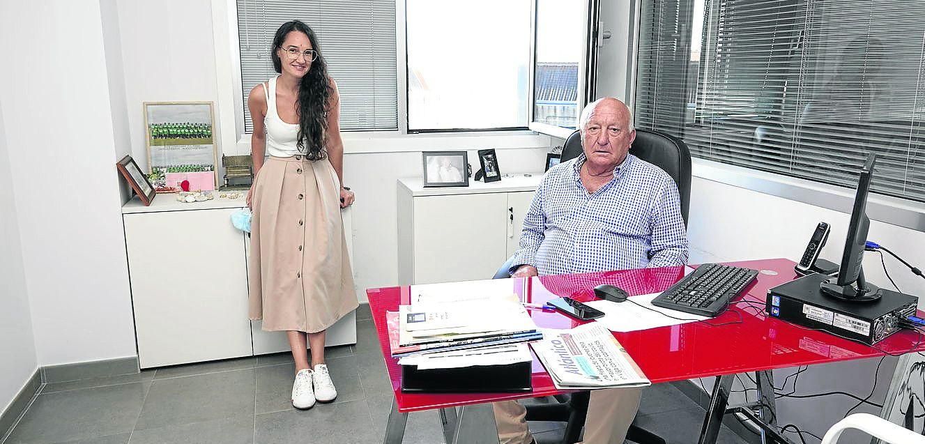 Vanesa Martínez Boente xunto ao xerente da empresa, Manuel Martínez Souto.