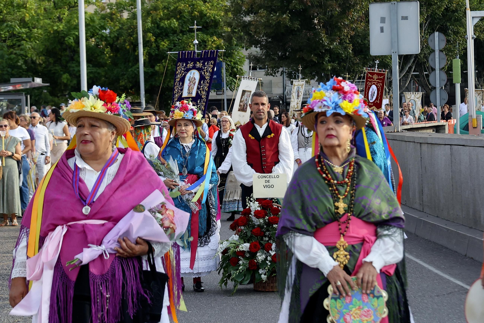 Galería | Misa por el Cristo da Victoria en Vigo y la concurrida procesión