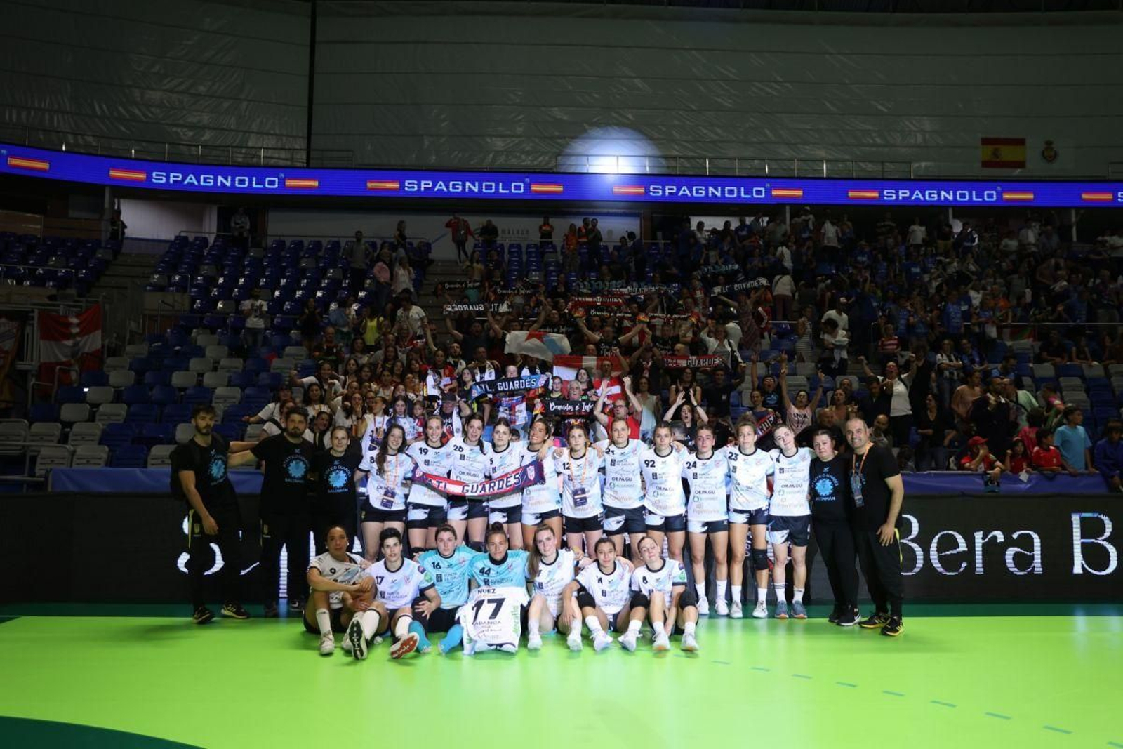 Con muestras de decepción aún en el rostro, las jugadoras del Guardés se fotografiaron con sus aficionados.  // SPORTCOECO